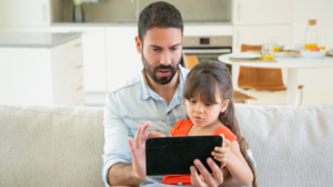 Leitura em família: conheça os benefícios dessa prática