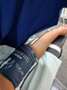 A gestação costuma ser um momento muito especial para as mulheres; porém, há casos em que pode ser acompanhada de alguns problemas - e a hipertensão gestacional é uma delas. Uma grávida pode ter hipertensão, seja porque já era hipertensa ou porque desenvolveu hipertensão arterial durante a sua gestação. A hipertensão gestacional é uma patologia que pode atingir gestantes após a 20ª semana de gravidez. Na grande maioria dos casos, a condição desaparece nas 12 primeiras semanas após o parto. Segundo dados do Ministério da Saúde, a Síndrome Hipertensiva Gestacional é uma importante complicação da gestação - é uma das principais causas de morbimortalidade materna, responsável por cerca de 35% dos óbitos, e mortalidade perinatal (morte de feto ou recém-nascido) com taxa nacional de 150/1000 partos. Classificando a patologia Ainda, de acordo com o Ministério da Saúde, o diagnóstico de hipertensão gestacional é feito quando os níveis pressóricos são iguais ou superiores a 140/90 mmHg. Após a constatação de hipertensão gestacional, é preciso classificá-la - entenda suas quatro formas: Pré-eclâmpsia/eclâmpsia: quando a hipertensão arterial surge após 20 semanas de gestação e é associada à proteinúria (≥ 0,3g de proteína em urina de 24 horas ou ≥ 2 cruzes em uma amostra urinária); Hipertensão crônica de qualquer etiologia: quando identificada antes da gestação ou antes de 20 semanas; Pré-eclâmpsia sobreposta à hipertensão crônica: a paciente previamente hipertensa desenvolveu proteinúria após 20 semanas de gestação; Hipertensão gestacional: quando a manifestação ocorreu após a 20ª semana de gestação. “Kelli, fui diagnosticada com hipertensão gestacional: e agora?” Primeiro passo é ter calma! Não é o fim da linha e, tratando certinho no pré-natal, é possível parir mesmo com pressão alta. Após o diagnóstico, busque um atendimento multidisciplinar. Procure uma nutricionista para montar um cardápio saudável - focando em alimentos que você pode comer e que não vão elevar sua pressão. É possível fazer algum exercício físico? Se a resposta for sim, converse com um educador físico ou fisioterapeuta para saber o que você pode fazer e quantas vezes na semana. Está ficando nervosa sem motivo aparente e precisa se acalmar? Procure um psicólogo ou terapeuta para te ajudar no processo também. Está vendo quantas soluções você tem? Uma equipe multidisciplinar pode te ajudar a cuidar da hipertensão gestacional, mantendo-a controlada, sem apresentar riscos que podem levar à interrupção da gestação. Além disso, sempre foque nas coisas que você pode fazer para melhorar essa condição. Previna-se! Posso dar uma dica? Se você está querendo engravidar, vá ao médico antes de tentar! Marque uma consulta com o seu gineco e veja se está tudo bem com você. Investigue se você tem alguma doença pré-existente; afinal, você pretende transformar o seu corpo em um lar por nove meses - é preciso colocar a casa em ordem antes de receber visitas! Outra coisa muito importante e que faz total diferença: leve o seu pré-natal a sério! Ele é a melhor forma de combater a hipertensão gestacional e, consequentemente, reduzir a mortalidade materna e perinatal. Aproveite essa época para ler e se informar muito sobre tudo que abrange a gestação - faça repousos, beba água, alimente-se bem e de maneira saudável. Preze por sua saúde mental e pratique atividade física, com indicação e moderação, claro. Não se esqueça de escolher uma equipe que você confie, combinado? Caso você não se sinta à vontade ou segura, troque! É importante que a mulher e a sua rede de apoio sejam assistidas por pessoas de confiança - invista em uma relação sincera e respeitosa. Eu sou enfermeira obstetra, doula, parteira, acupunturista, consultora de amamentação e posso te avaliar durante o seu pré-natal. Para conhecer o meu trabalho ou ser minha paciente, mande uma mensagem para o WhatsApp da Clínica Plenitude e agende um horário comigo!